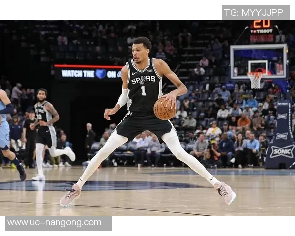 文班亚马因左小腿紧张状态成疑本赛季至今满勤能否出战国王尚未确定